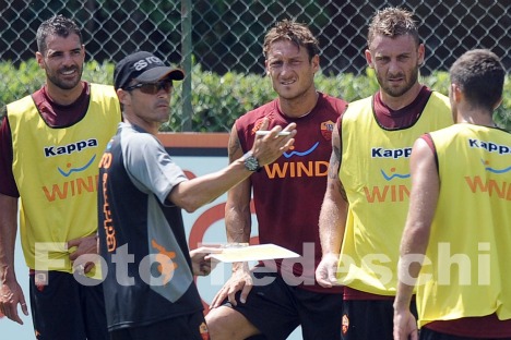 http://css.rn.cdn.serverclienti.com/wp-content/uploads/2011/07/A-Trigoria-Perrotta-Totti-De-Rossi-Luis-3-.jpg